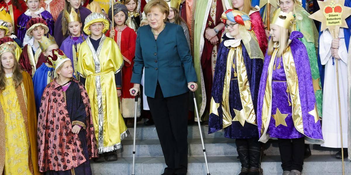 Merkelová sa po úraze na lyžovačke objavila na verejnosti s barlami