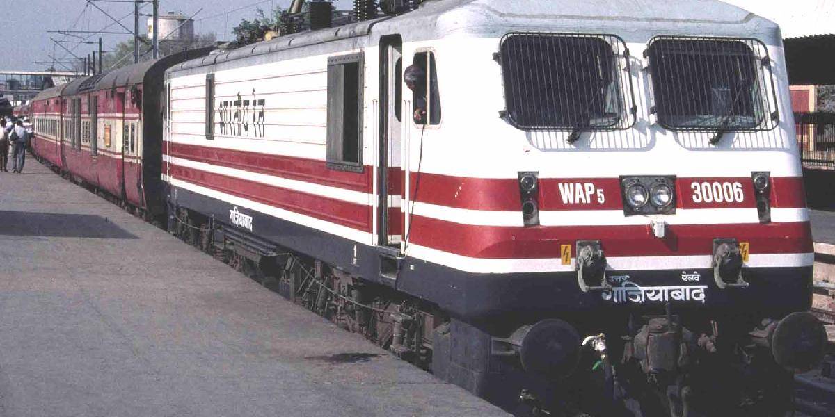 Pri požiari rýchlika v Indii zahynulo deväť ľudí