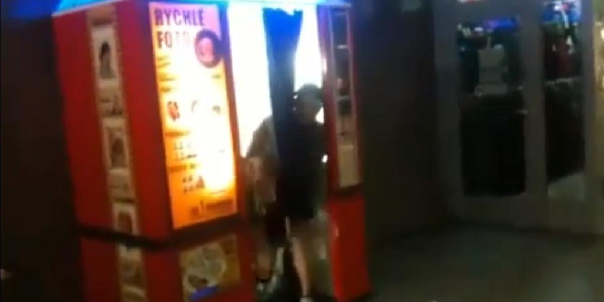 VIDEO Opäť pražské metro: Sex vo fotokabínke!