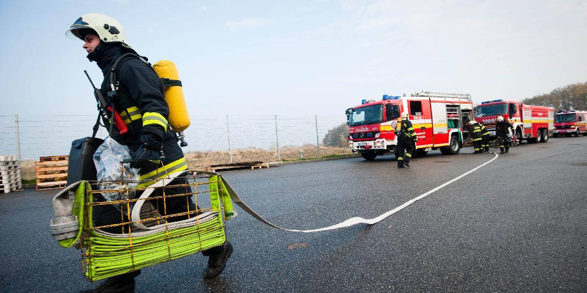 Ďalší požiar v Bratislave: Hasiči zasahujú pri požiari odpadu v polyfunkčnom objekte
