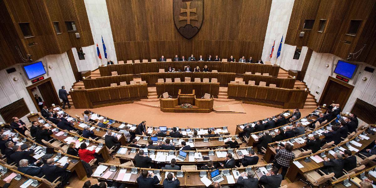Poslanci Smeru chcú obmedziť úžeru a nekalé praktiky nebankoviek