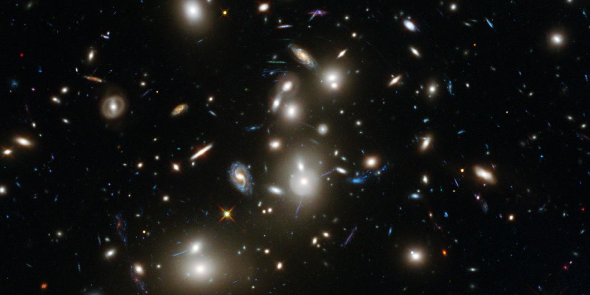 Hubblov teleskop odfotil vzdialenú kopu galaxií