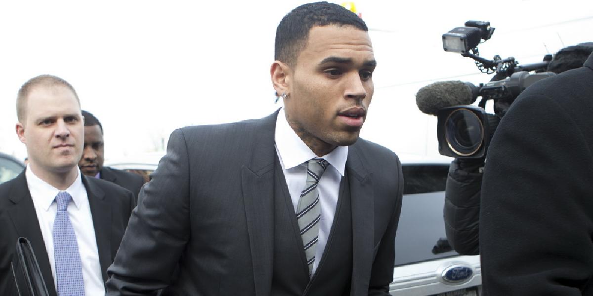 Chris Brown odmietol priznať vinu v prípade napadnutia mladíka