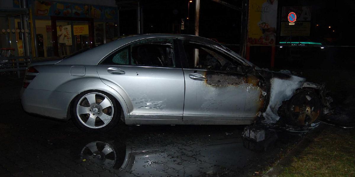 V Žiline neznámy páchateľ podpálil Mercedes, polícia po ňom pátra