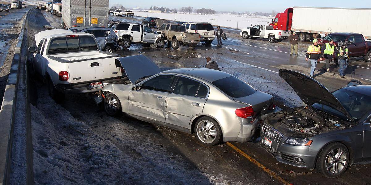 Na americkej diaľnici v štáte Idaho došlo k reťazovej zrážke 46 vozidiel