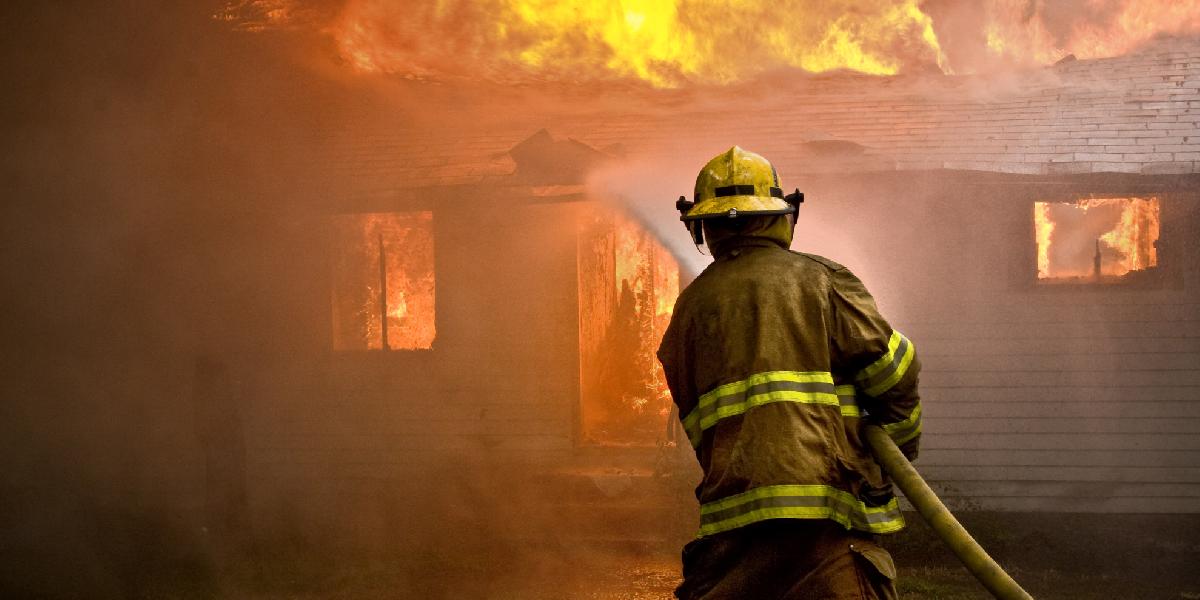 Hasiči likvidujú požiar rodinného domu v Báhoni