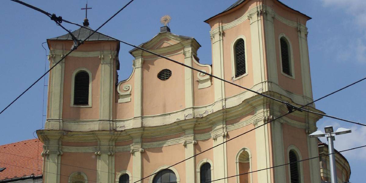 Z kostola Najsvätejšej Trojice v Bratislave spadlo lešenie a časť múra