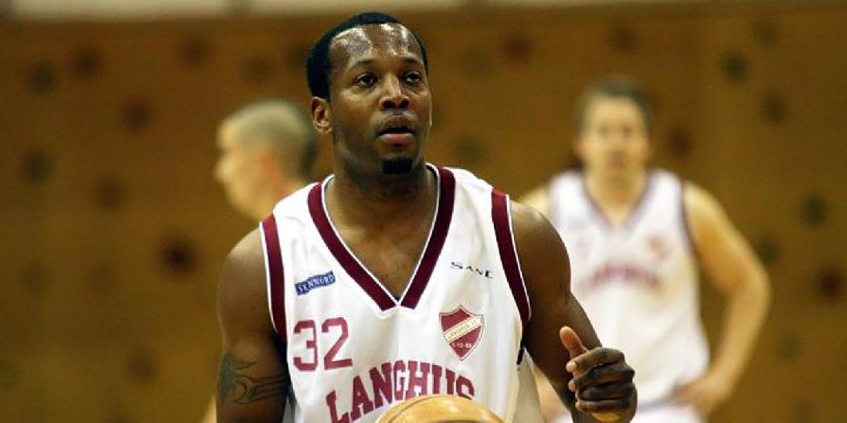 Amerického basketbalistu za znásilnenie 12 žien odsúdili na 15 rokov