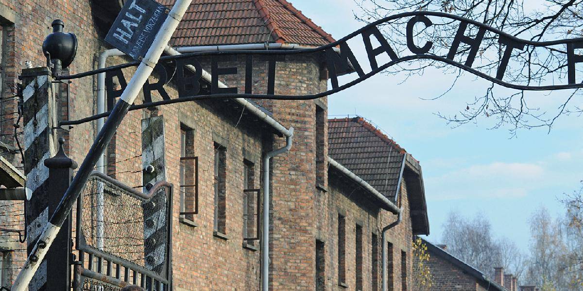 Opozícia v Poľsku chce trestať používanie výrazu 'poľské tábory smrti'