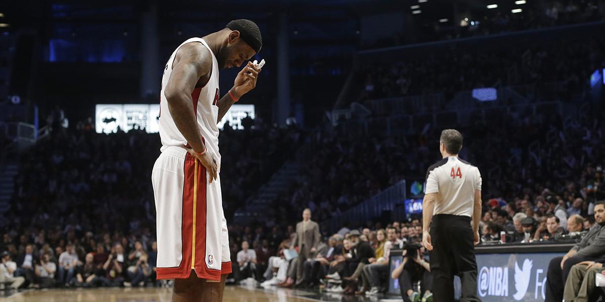 NBA: LeBron James sa vyfauloval, Miami padlo