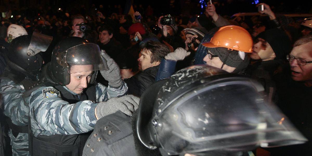 Demonštrácie na Ukrajine pokračujú: Opozičného lídra Lucenka brutálne zbili