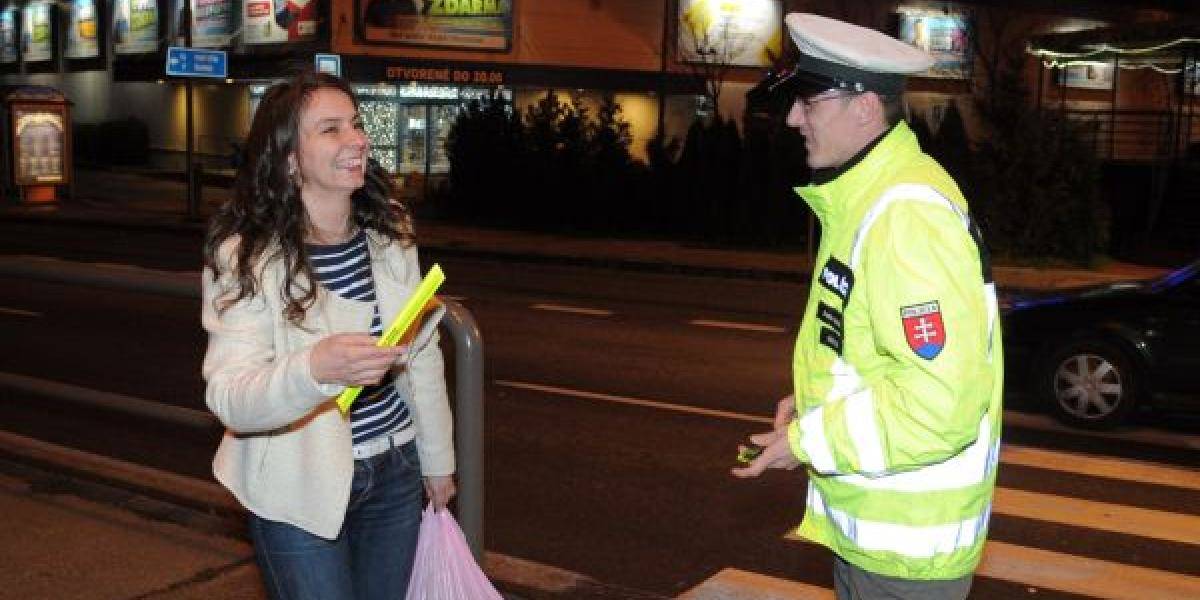 Policajti rozdávali reflexné pásky, aby upozornili na zmenu zákona