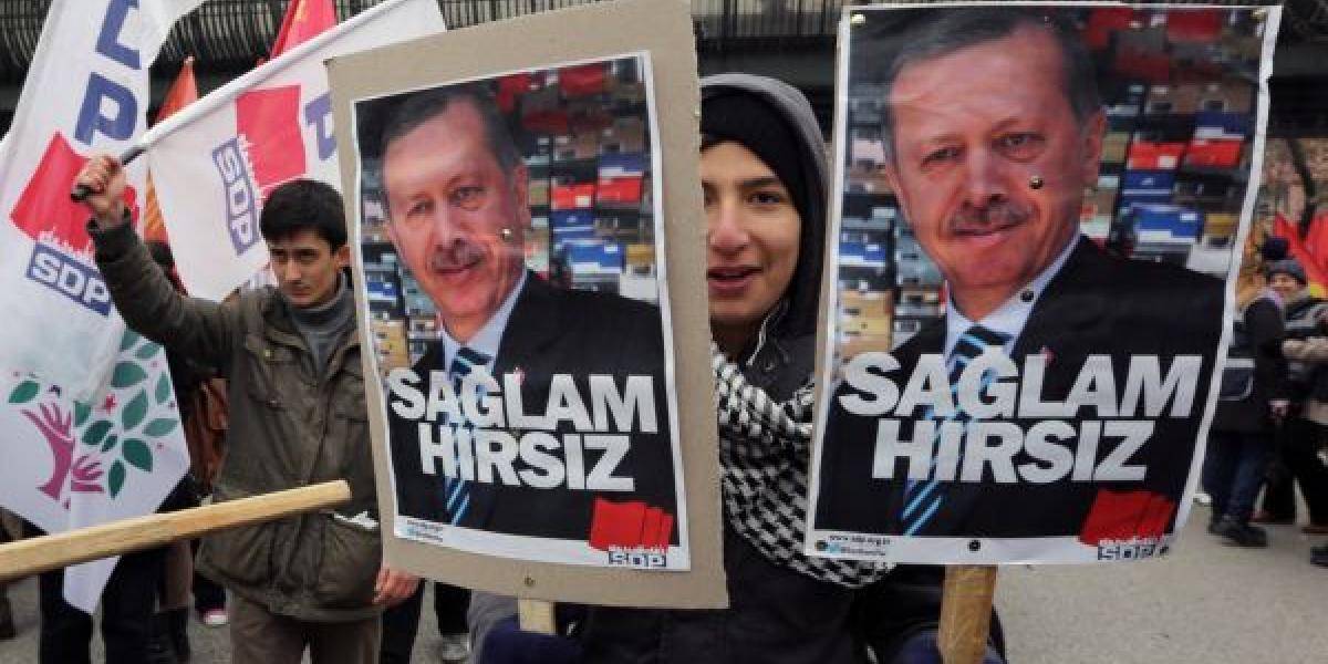 Tureckí poslanci sa bili kvôli zákonu o posilnení politickej kontroly nad súdmi