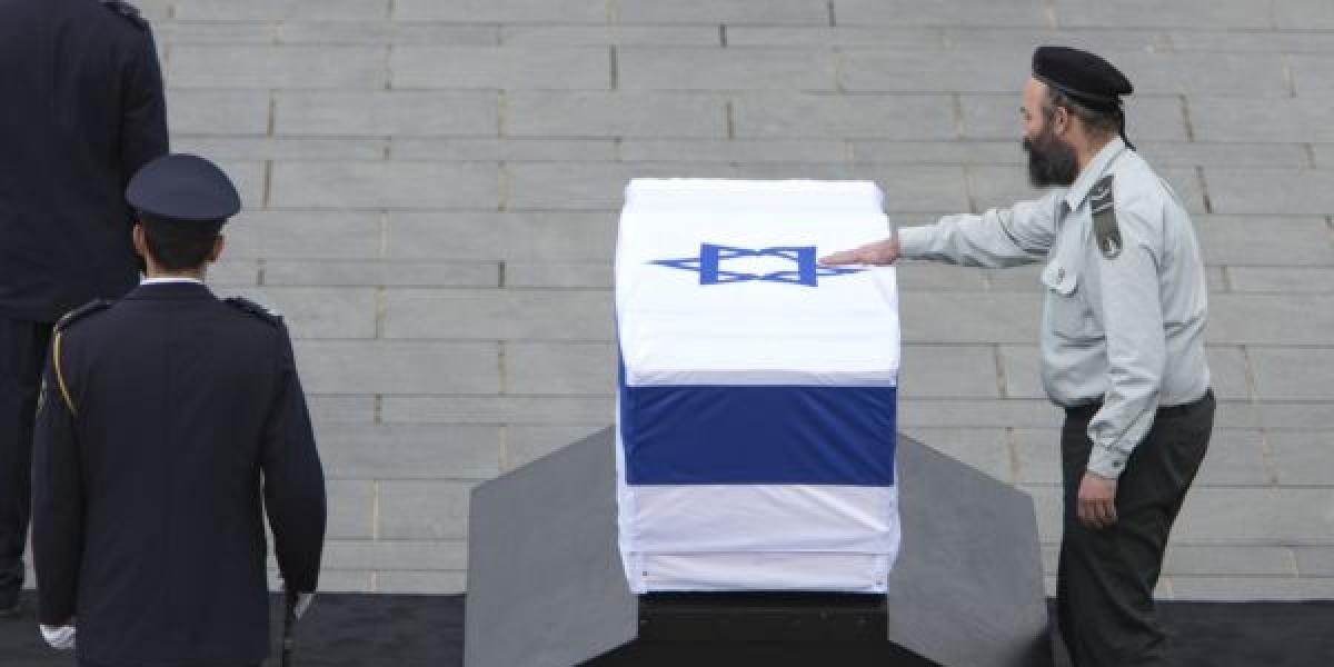  Šaronovo telo verejne vystavili pred budovou parlamentu