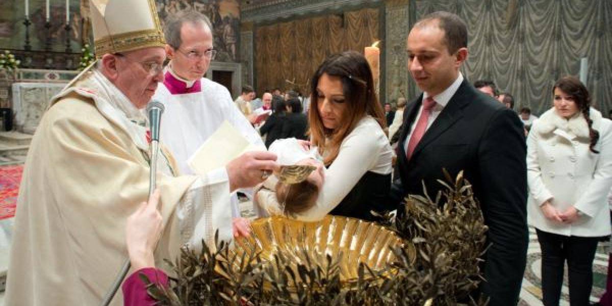 Pápež pokrstil v Sixtínskej kaplnke 32 detí