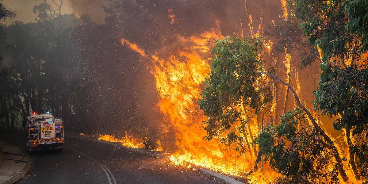 Požiar v Austrálii zničil desiatky domov a zabil jedného človeka