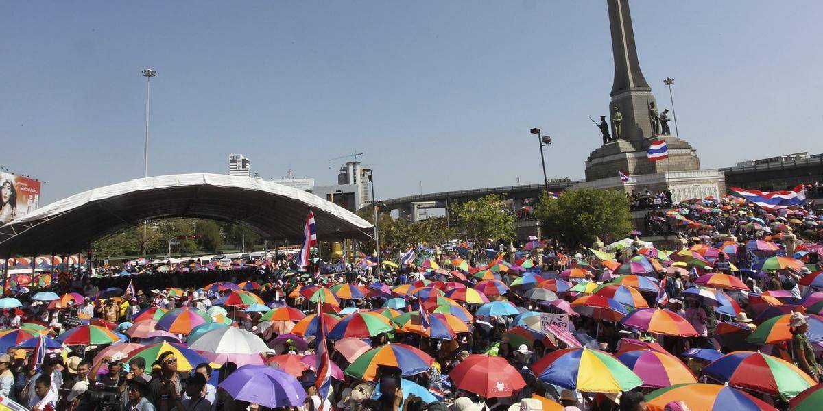 Tisíce demonštrantov blokujú ulice v Bangkoku