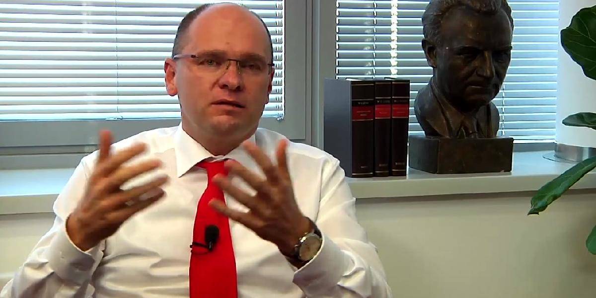 VIDEO Sulík paroduje Fica: Červená kravata, Gottwaldova busta a rozpráva o detstve!