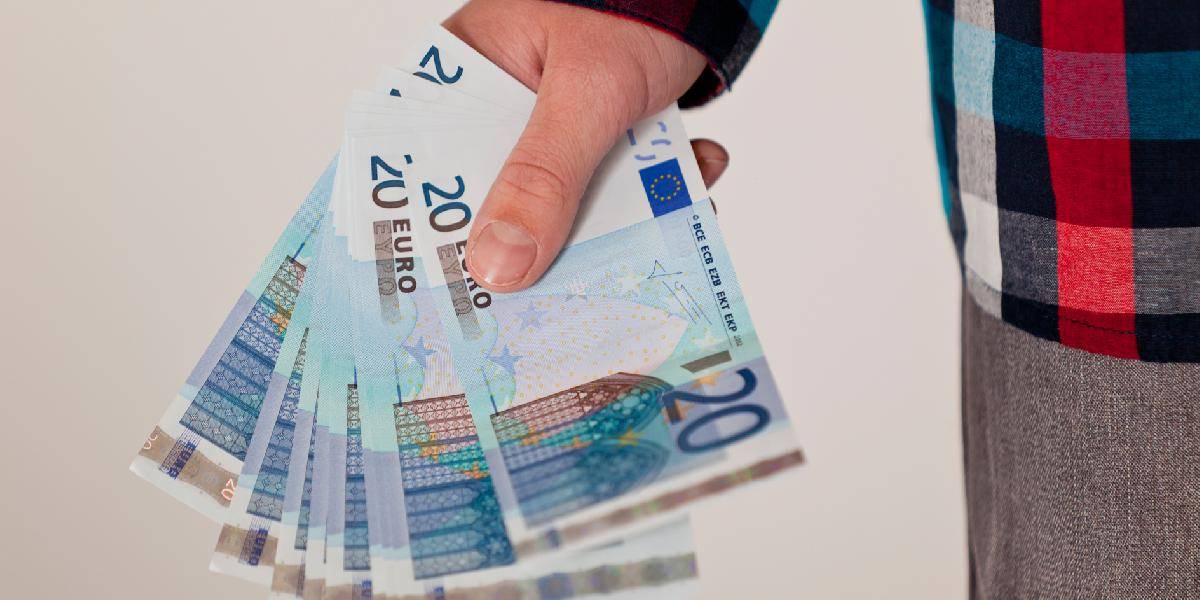 Priemerná mesačná mzda v novembri rástla vo väčšine odvetví