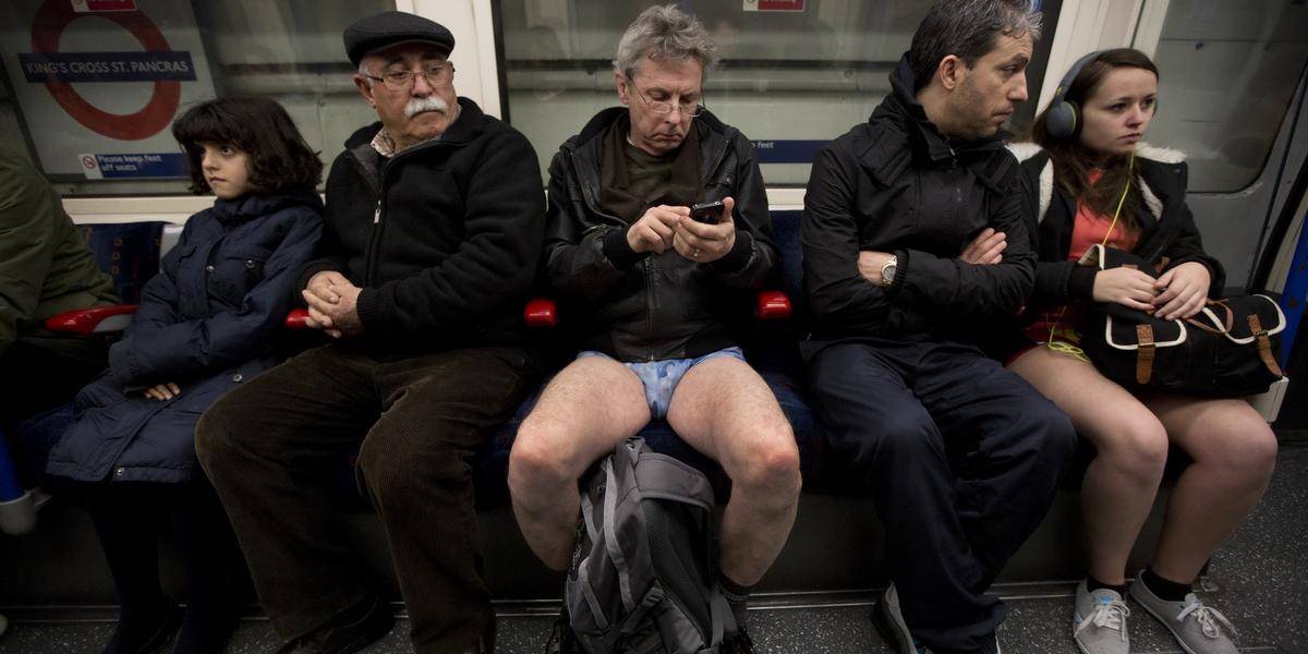 FOTO Ľudia po celom svete cestujú do práce bez nohavíc!