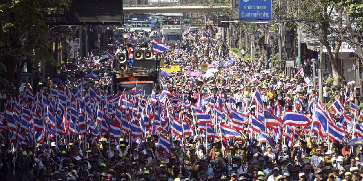Tisíce thajských demonštrantov pochodovali k ministerstvám