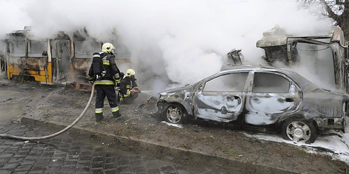 V Budapešti sa zrazila električka a dve autá: Po požiari, traja zranení!