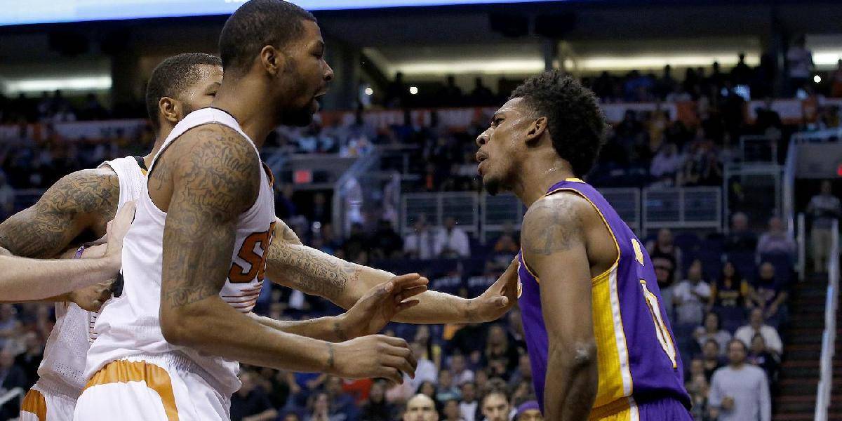 NBA: Lídra Lakers zasiahli do tváre, revanšoval sa údermi
