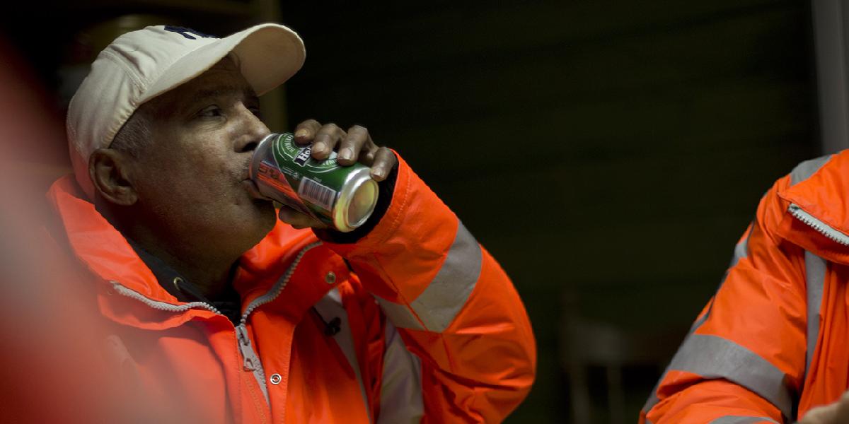 Pokusný projekt v Holandsku: Alkoholikom dávajú za prácu pivo!