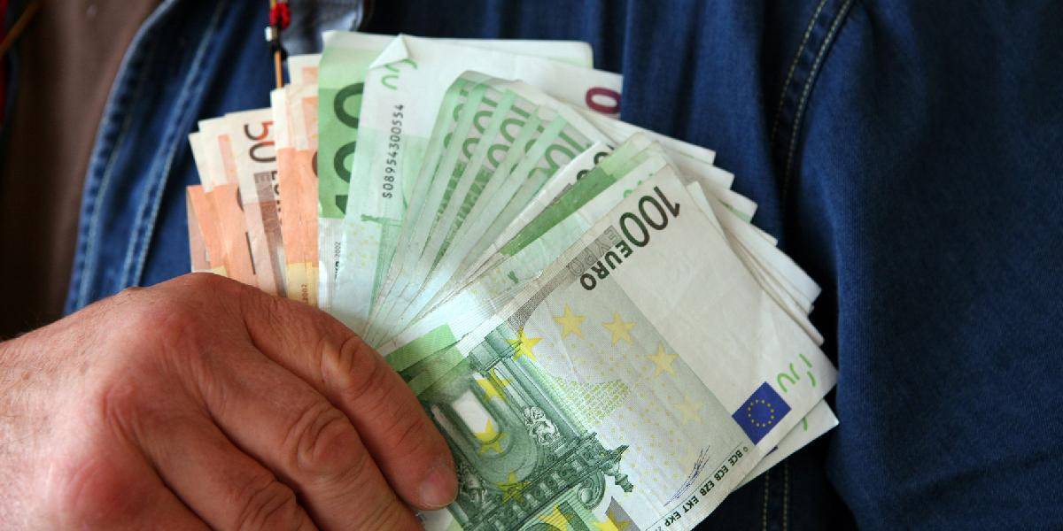 Podvodník od ľudí vylákal takmer 60 tisíc eur