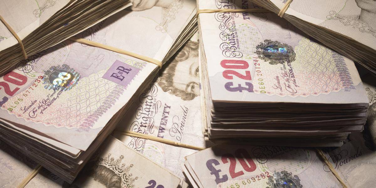Veľká Británia chce zvýšiť minimálnu mzdu