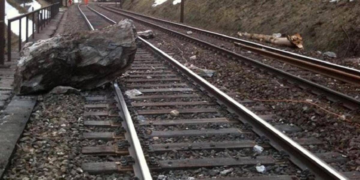 V Taliansku sa na železničnú trať zrútila časť skalnej steny