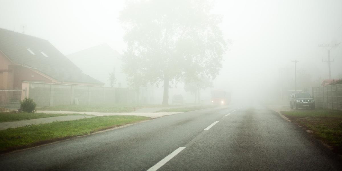 Vodiči pozor: Na cestách vo viacerých lokalitách je hustá hmla
