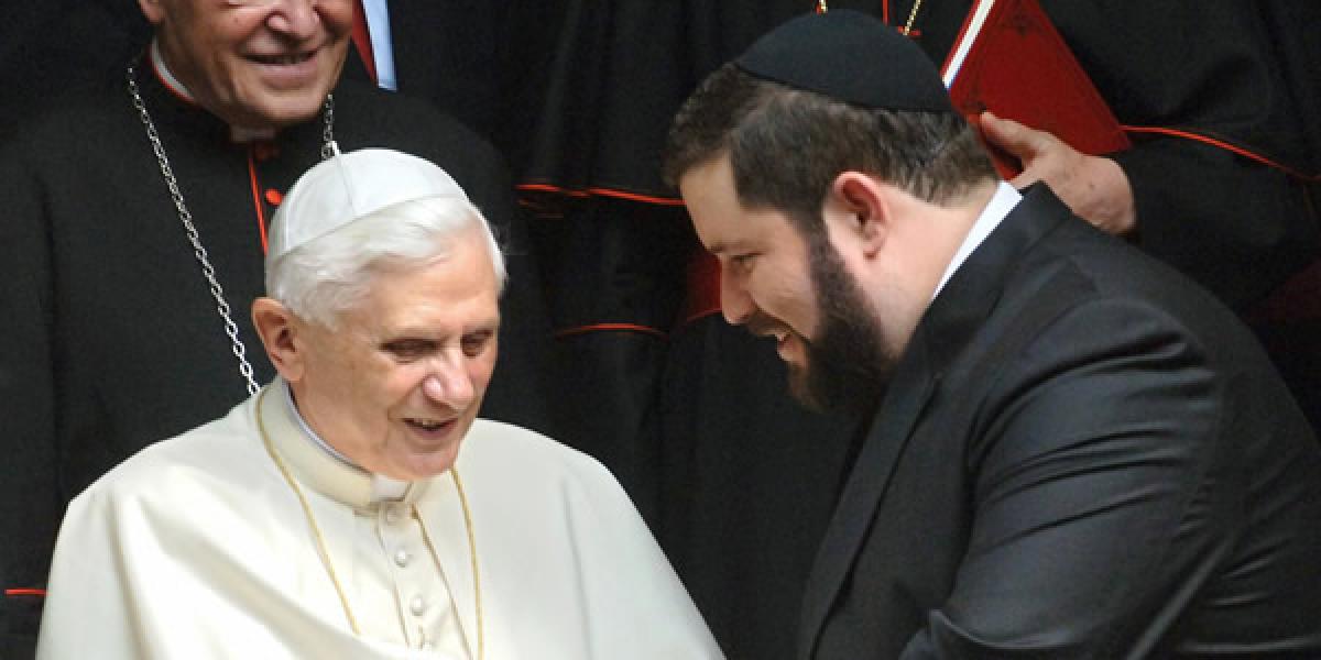 Pápež Benedikt XVI. pre pedofíliu vyhodil 400 kňazov