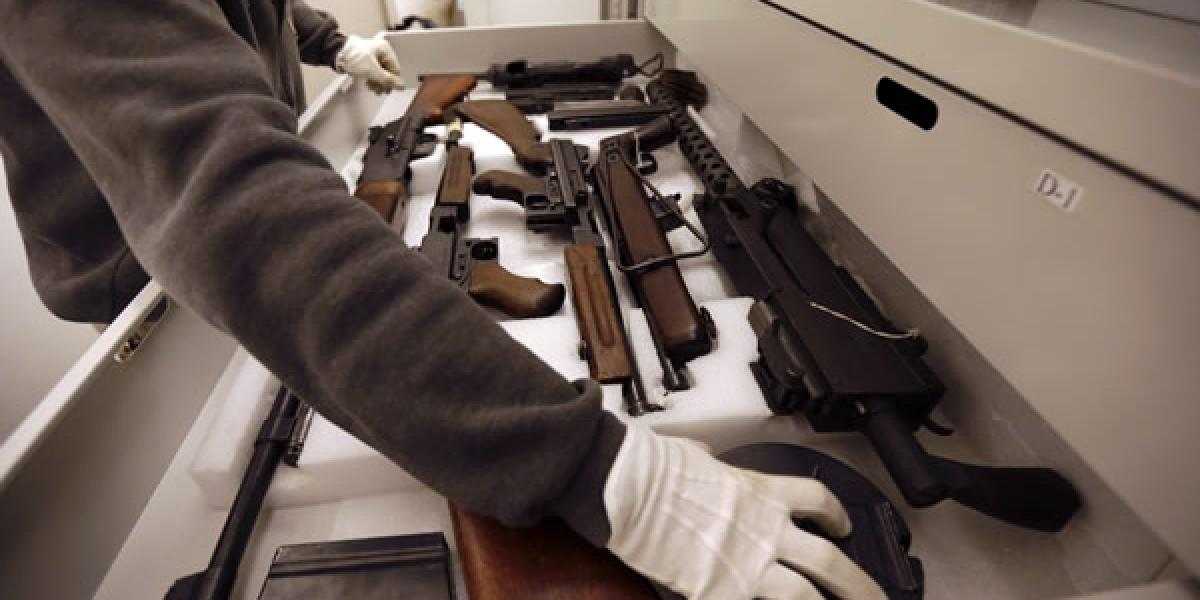 Polícia zatkla podozrivých obchodníkov so zbraňami