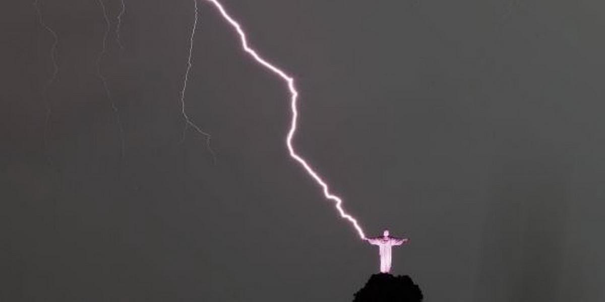FOTO Rio de Janeiro zasiahli blesky, Ježiš prišiel o prsty!