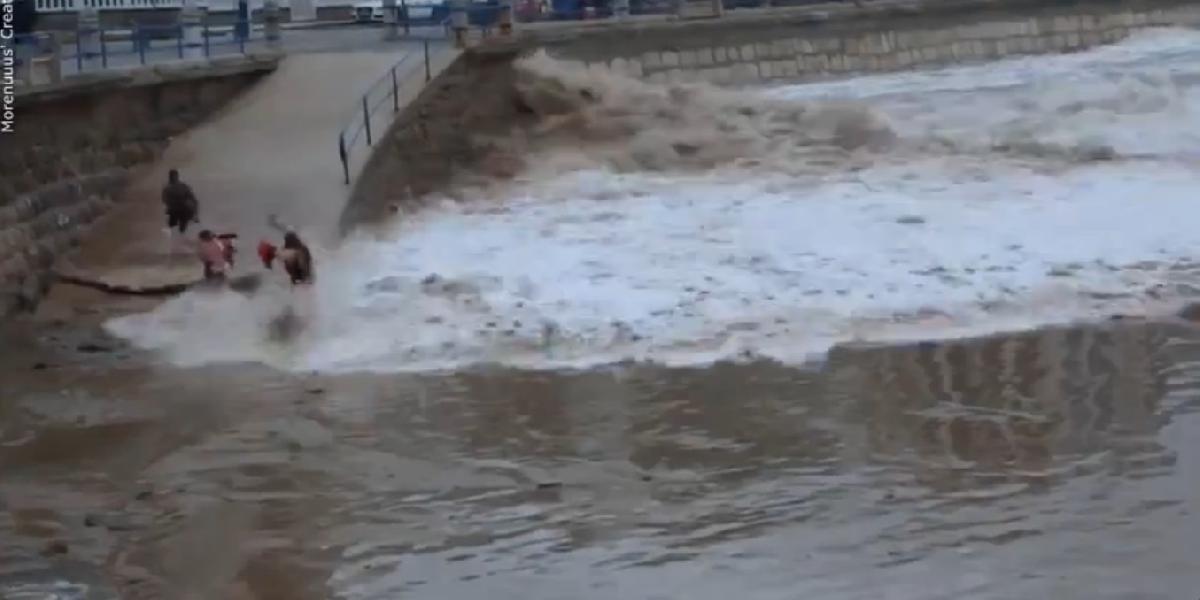 VIDEO Žena poskakuje na pláži: Zmietla ju obrovská vlna!