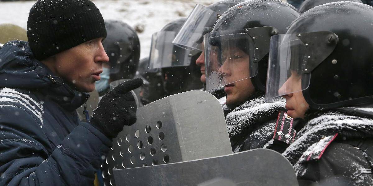 Ukrajinskí policajti zranili už desiatky novinárov, dvoch údajne zbili