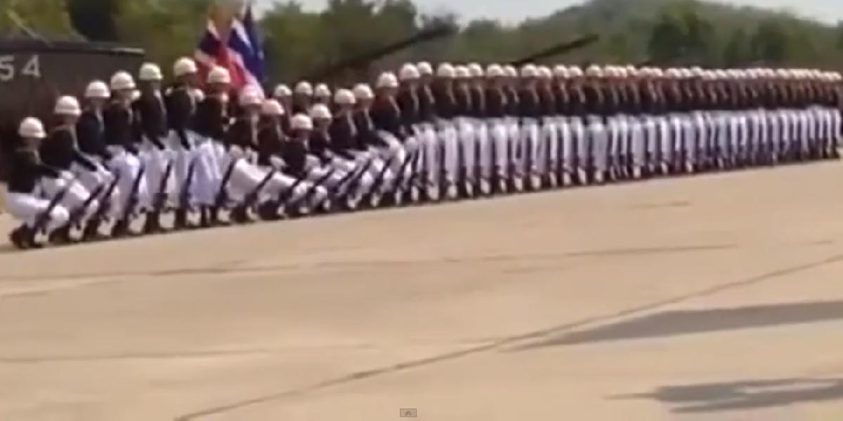 VIDEO Takéto predstavenie ste ešte nevideli: Thajskí vojaci robia dokonalé vlny!