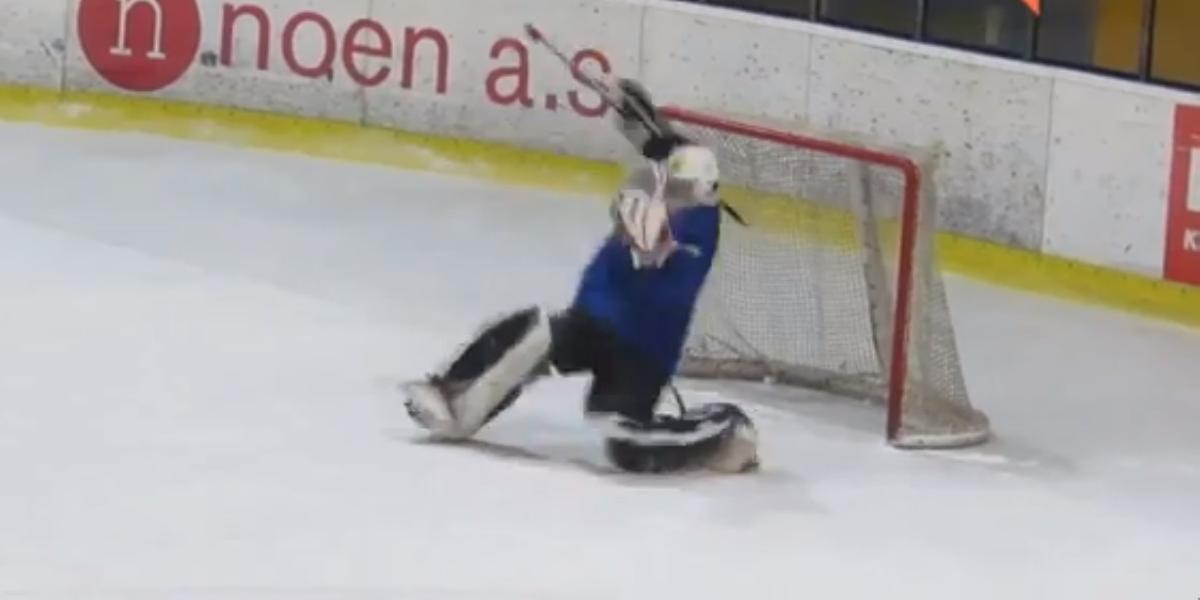 VIDEO Toto ste ešte nevideli: Opitý hokejový brankár!