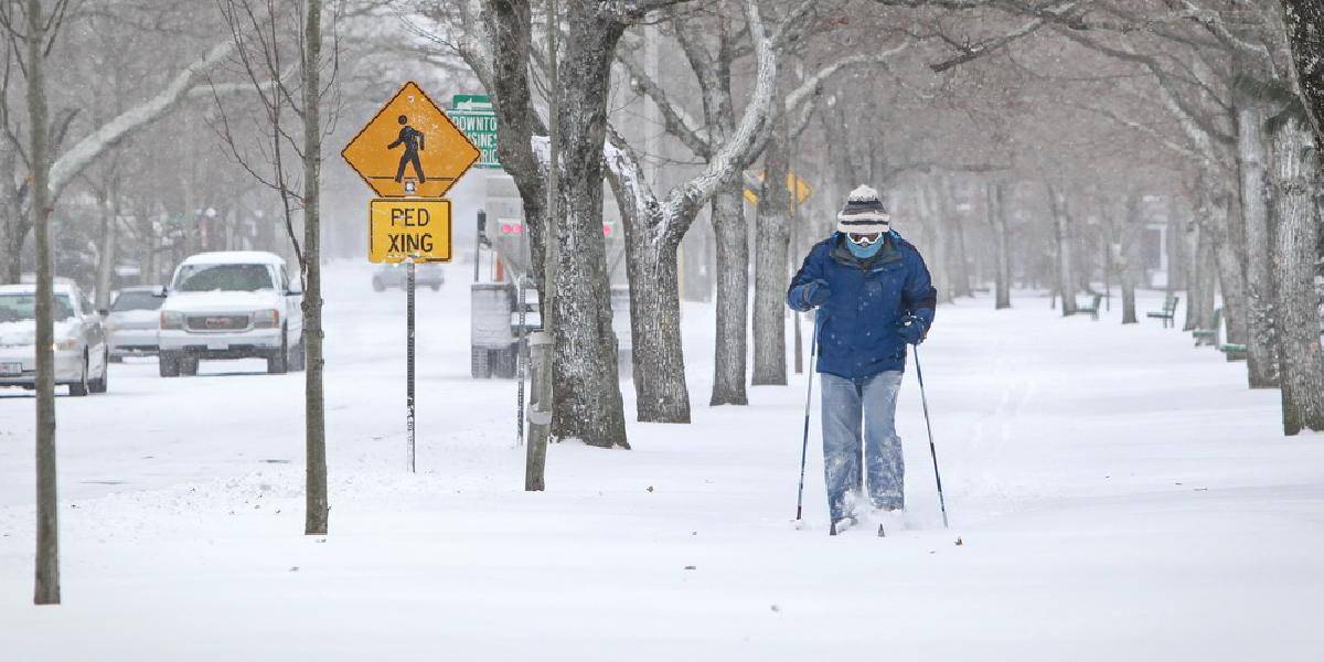 Severovýchod USA naďalej bičuje snehová búrka