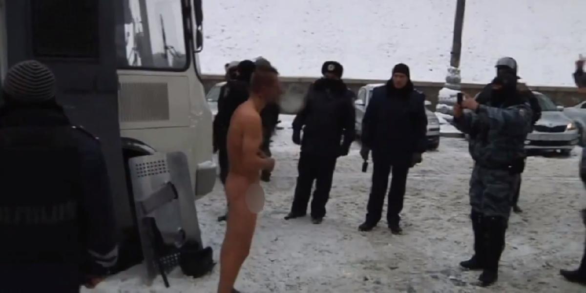 VIDEO Ukrajinskí kukláči si v mraze fotili nahého muža!