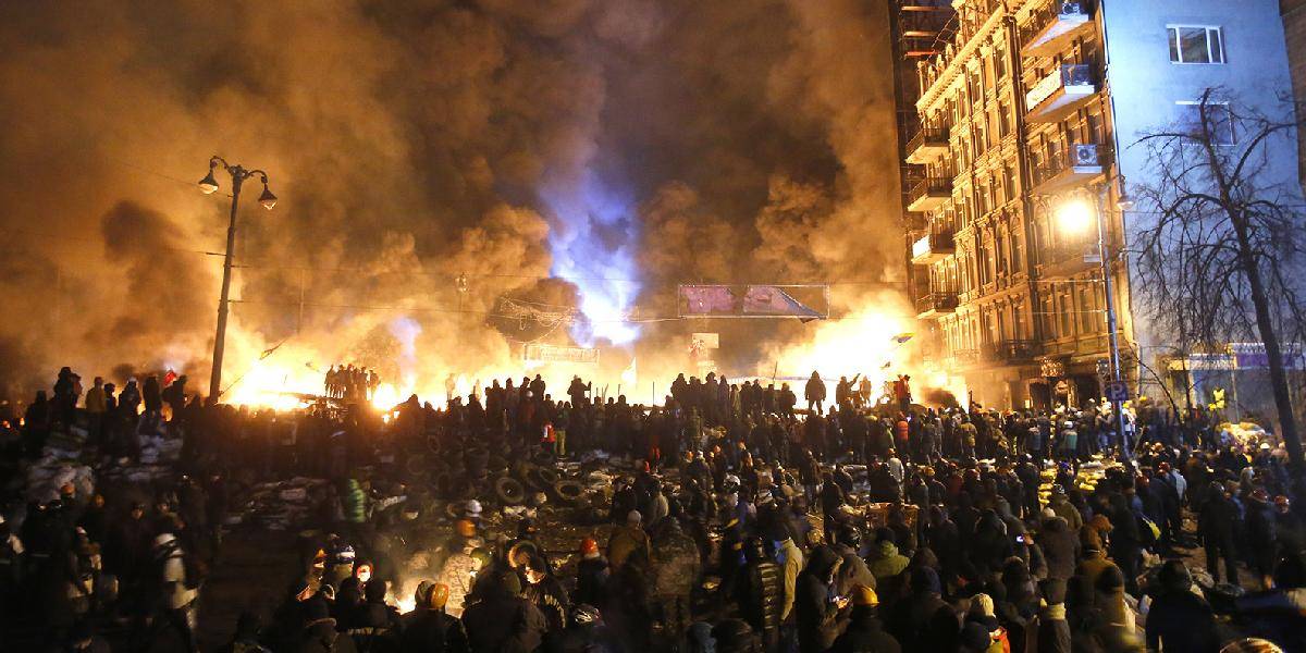 V Kyjeve pokračovali zrážky, horeli barikády