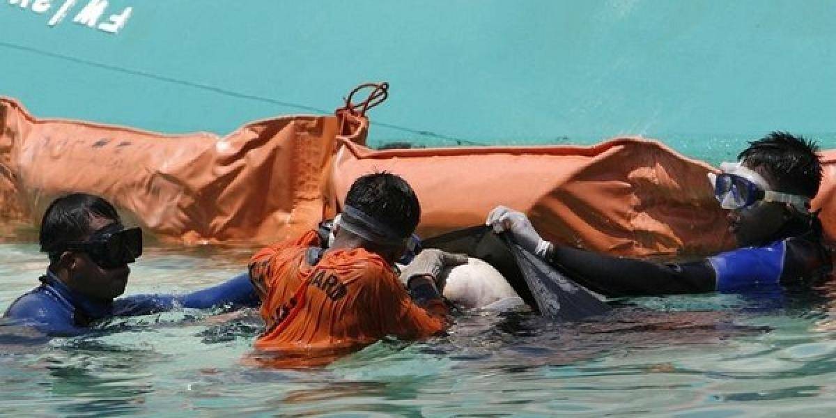 Prevrátený trajekt si v Andamanskom mori vyžiadal 21 životov
