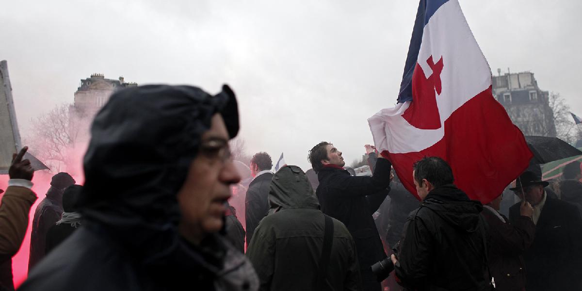 Pri protivládnej demonštrácii vo Francúzsku zatkli vyše 150 ľudí