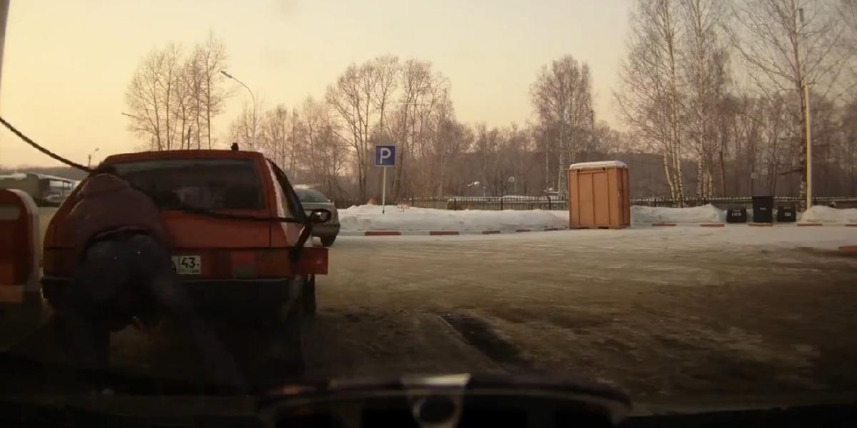 VIDEO Takto sa tankuje v Rusku: Pištoľ nedočiahne, prisunie sa auto!