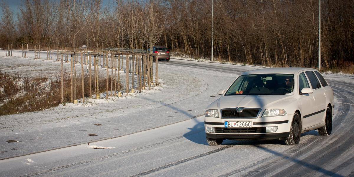 Sneží už aj na západnom Slovensku: Tvoria sa jazyky a záveje!
