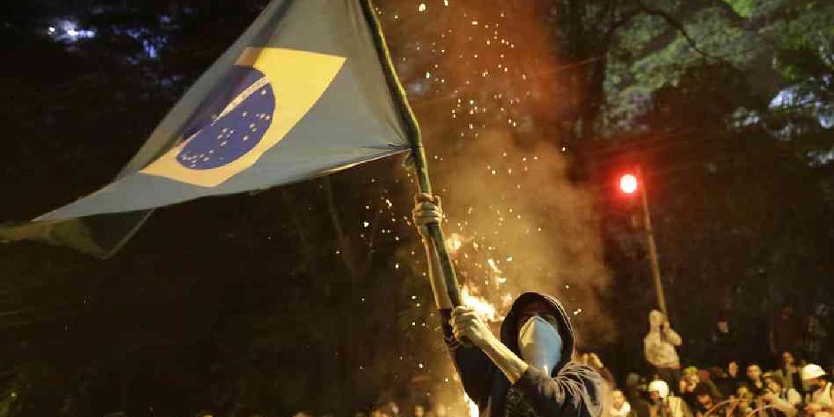 V Brazílii vyšetrujú policajtov,ktorí postrelili muža pri proteste