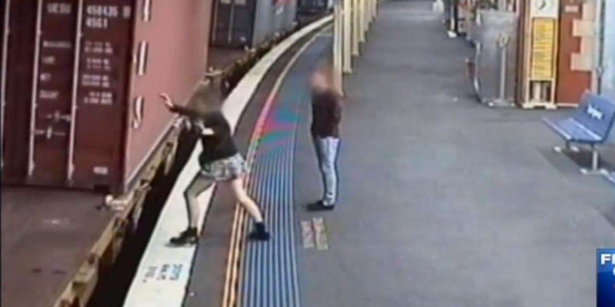 VIDEO Hlúpi majú šťastie: Žena skočila na vlak a spadla na koľajnice, prežila!