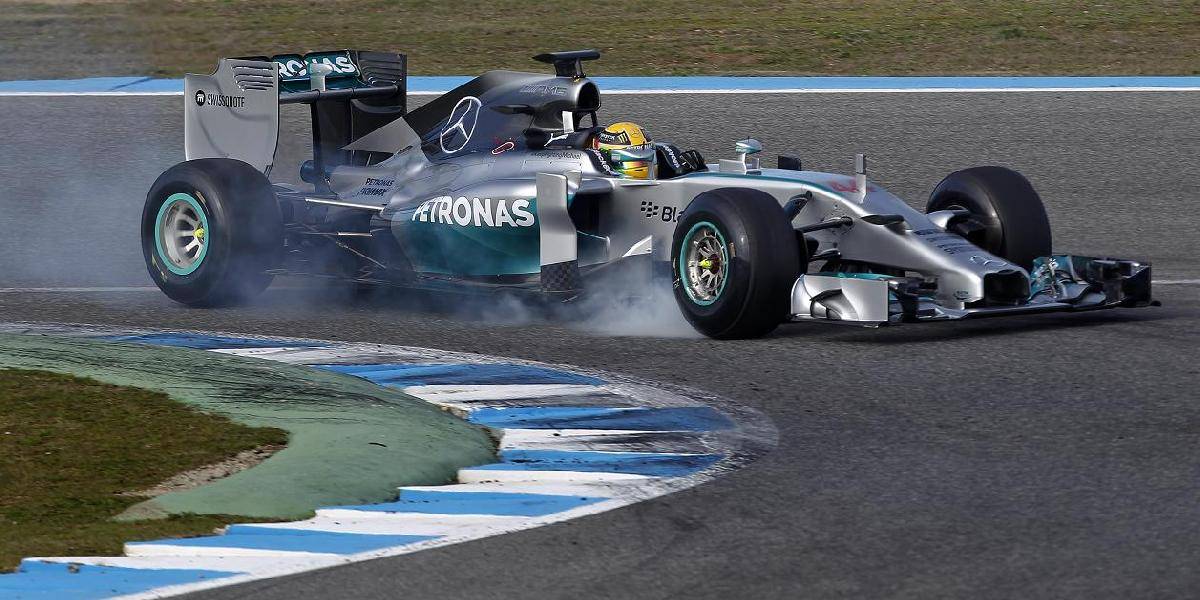 F1: Hamilton pokrstil nový mercedes o bariéru