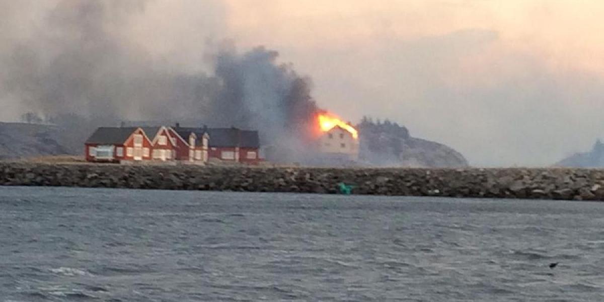 Hasiči zvádazjú náročný boj s plameňmi vo veternom počasí v Tröndelagu